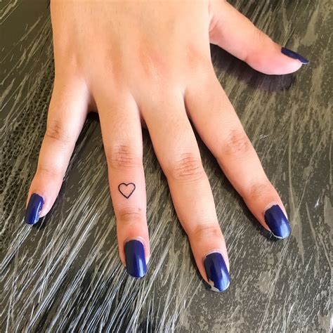 tatuagem no dedo doi